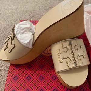 Tory Burch Ines Wedge Sandals Sz 8.0
New Cream/Gold